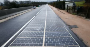 ලොව ප්‍රථම විදුලිය ජනනය කරන සූර්යකෝෂ සහිත මාර්ගය.